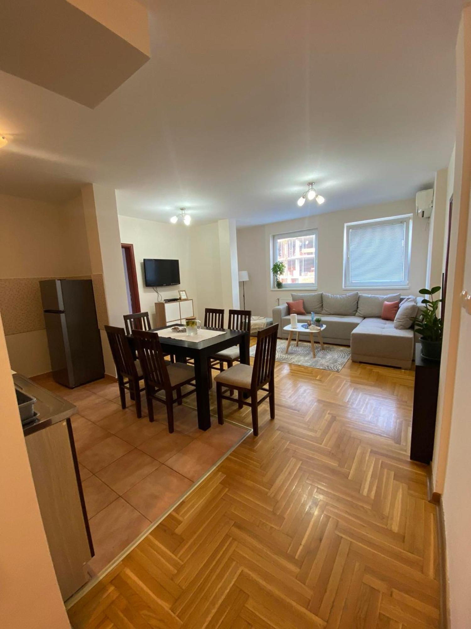 D Apartment Free Private Parking Fast Wi-Fi โนวีซาด ภายนอก รูปภาพ